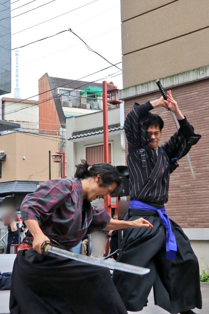 kozumegu_ne_ne's tweet photo. 浅草でsynのおふたり
お帰りなさい!待ってました!
大道芸でまた殺陣を観られるなんて感動!
そして新メンバーのケイくんにツボった!
所作もキレイだし面白いし、いい味出してるー!
また観に行きます!
#syn
#samurai
#synsamurai
#SAMURAIPERFORMERSsyn
#浅草六区大道芸 https://t.co/dkRHtXz8jV