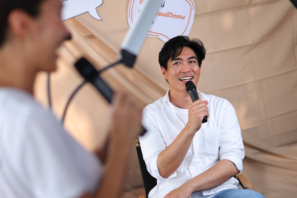 ChaiwatPublic's tweet photo. กรุงเทพมหานครมีหน้าที่ในการดูแลคุณภาพชีวิตของประชาชน ซึ่งไม่ใช่แค่ถนน ทางเดิน และการสร้างตึกใหม่ แต่รวมไปถึงการทำอย่างไรให้คนสามารถมีรายได้ด้วย พลอย เตลาน ว่าที่ผู้สมัคร ส.ก. เขตคลองเตยของพรรคประชาชน จึงได้จัดงานในวันนี้เพื่อสะท้อนให้กับคนที่กำลังหาอาชีพใหม่ และโอกาสใหม่ที่จะมีขึ้นจากการใช้ชีวิตในกรุงเทพ
.
“กรุงเทพมหานครกับการเป็นเมืองที่สร้างโอกาสให้กับคนได้เติบโตไปข้างหน้า” คือความเชื่อของ ชัยวัฒน์ สถาวรวิจิตร ว่าที่ผู้สมัครผู้ว่า กรุงเทพมหานครของพรรคประชาชนที่ได้ถ่ายทอดออกมาเป็นนโยบายให้กับคนกรุงเทพ อย่างการพัฒนาศูนย์ฝึกอาชีพและการยกระดับให้กลายเป็น Bangkok Studio ที่จะทำให้คนสามารถพัฒนาทักษะได้ตรงตามความต้องการของตลาดแรงงาน ทำให้คนมีทักษะและเพิ่มโอกาสให้มีงานทำในเวลาเดียวกัน
.
จะทำอย่างไรให้คนกรุงเทพ มีรายได้มากขึ้น คำถามจากคนรากหญ้าที่ได้สะท้อนออกมาบ่อยครั้งต่อพรรคประชาชน  รักชนก ศรีนอก สส. บัญชีรายชื่อพรรคประชาชน ได้กล่าวว่าพรรคประชาชนมีนโยบายที่จะมุ่งเน้นไปในเรื่องของการลดค่าครองชีพมาโดยตลอด และวันนี้นโยบายการ Reskill ให้คนกรุงเทพ ของพรรคประชาชนจะช่วยสร้างงานเพิ่ม 200,000 ตำแหน่งภายใน 4 ปี หรือการทำ Bangkok Studio ที่จะยกระดับศูนย์ฝึกอาชีพของกรุงเทพมหานครให้ก้าวข้ามศักยภาพเดิมไปอีกขั้น
.
เธอฝันว่านโยบายเหล่านี้จะทำให้คนกรุงเทพ มีชีวิตง่ายๆ ภายใต้ยุคสมัยของ โจ ชัยวัฒน์ ผู้ว่าประชาชน
.
#กรุงเทพง่ายๆ #BangkokMadeEasy #วัฒนา

ผลิตโดย ชัยวัฒน์ สถาวรวิจิตร 167 ชั้น 4 อาคารอนาคตใหม่ ซอยหัวหมาก 12  แขวงหัวหมาก เขตบางกะปิ กรุงเทพมหานคร 10240 จำนวน 1 ชิ้น ตามวันและเวลาที่ปรากฏ