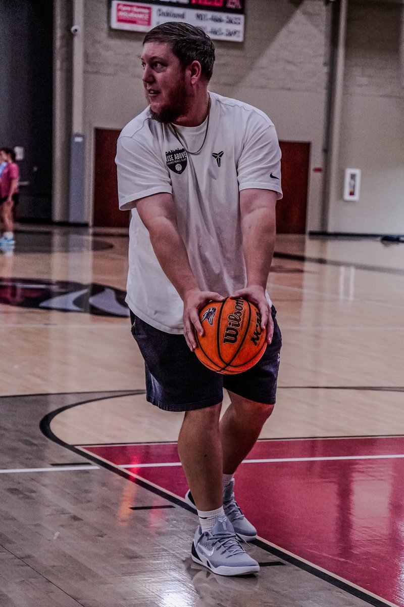 BBradford23's tweet photo. Everybody loves the sound of the net… but nobody talks about the thousands of shots it took to hear it. Success is built in the reps nobody sees. #RABC⬆️ #KeepShooting

📸 @joshgeiserphoto https://t.co/utoSC7RUAK
