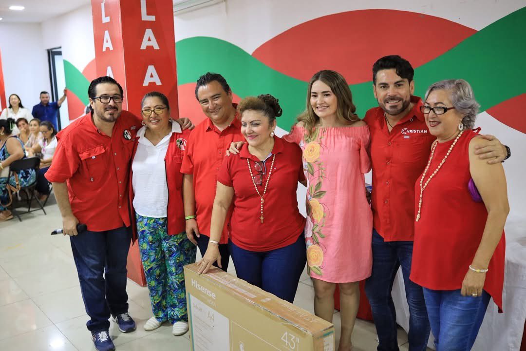 PRICampeche_'s tweet photo. Hoy en #Carmen, con mucha alegría celebramos a nuestras mamitas, quienes son el sustento de nuestros hogares. 

Gracias a nuestros Legisladores Federales @arianarejonlara y @ChrisCastroB , así como al gran equipo del Comité, que encabezan Renato González y Lucelly Cassanova. https://t.co/Q7mNnkrgIU