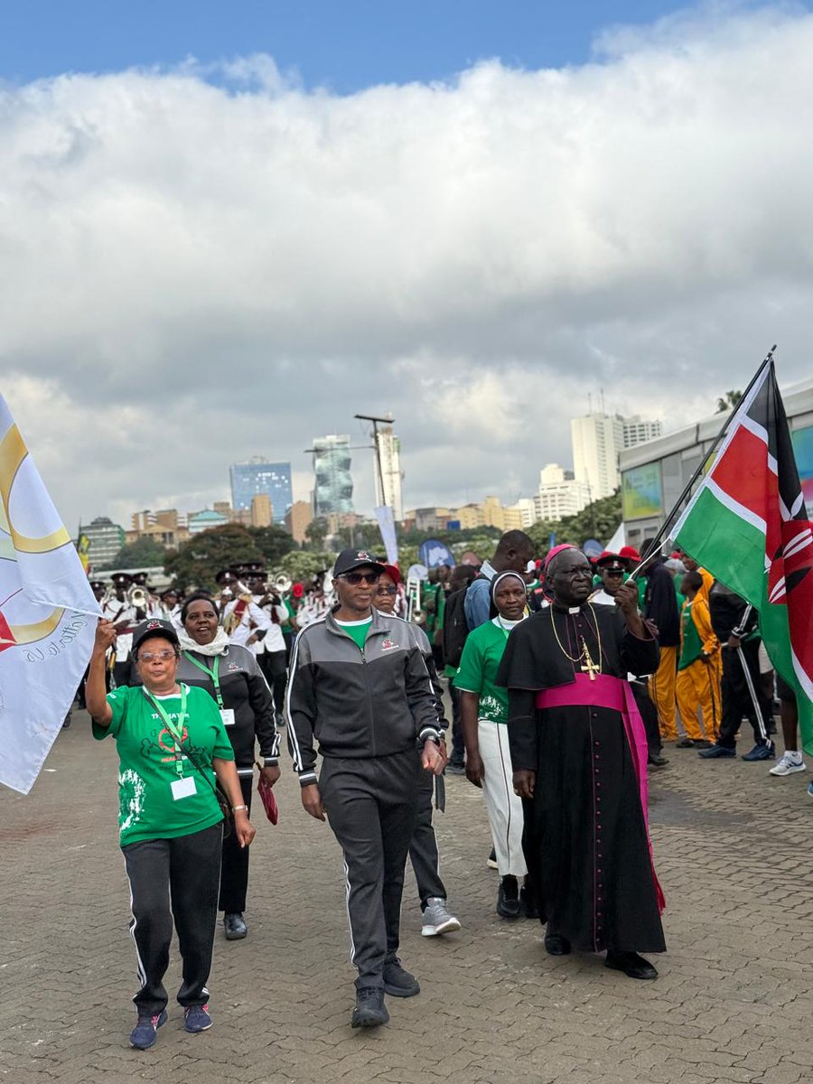 hillary001_'s tweet photo. Naivas proudly joined the Mater Heart Run in Kisumu today, standing with thousands in support of children in need of cardiac care. ❤️

It was a powerful moment of community, unity, and hope as people came together to make a real difference.

Kikapu Kibonge
#NaivasCares https://t.co/ysBLnltPkM