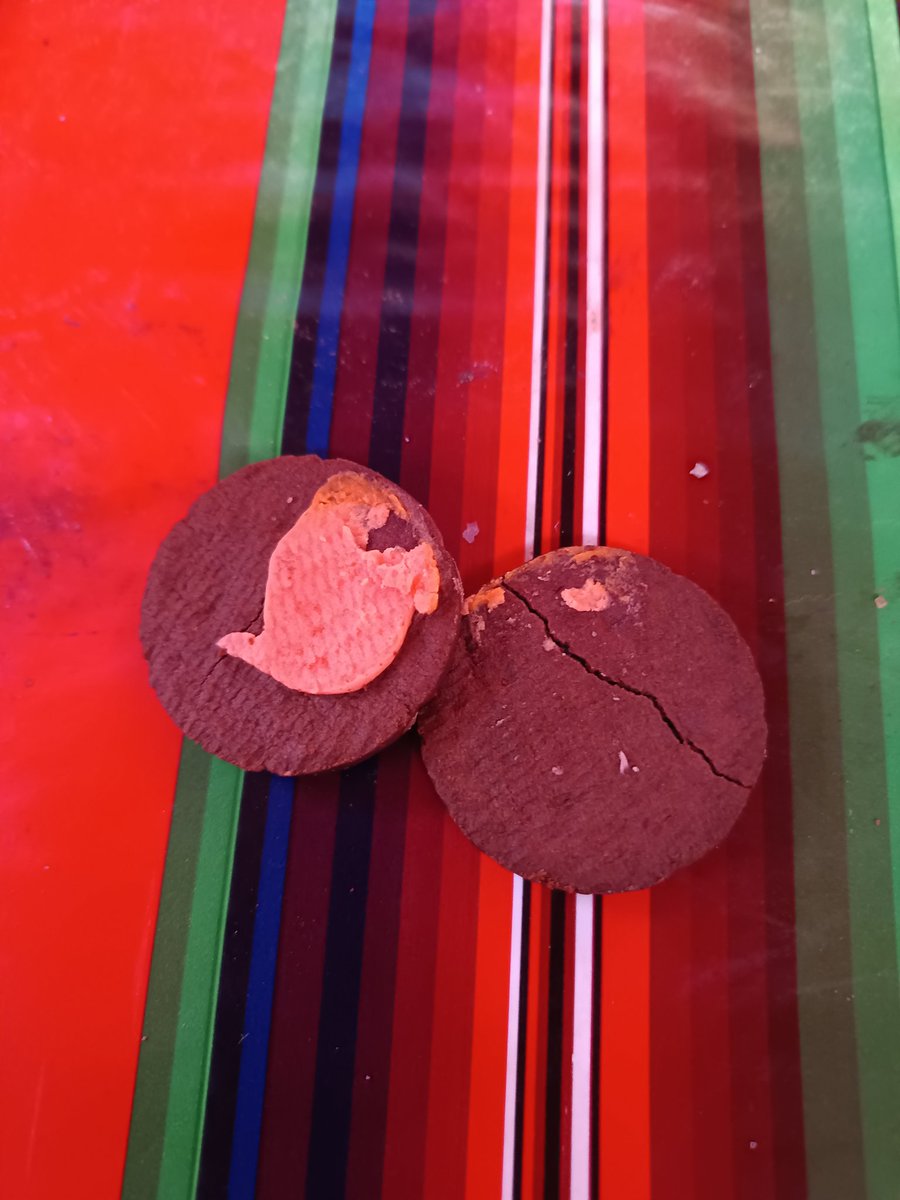 cathpit's tweet photo. Decepción es comprarse una tritón y que no tenga crema @GalletasMckay 
Tritón antes eras más chévere https://t.co/PriXgYqQ0G