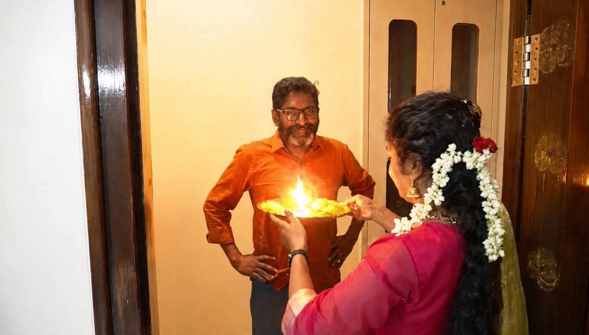 ramsakthi47's tweet photo. வரலாற்றில் முதல் முறையாக house owner,
வாடகைக்கு குடி இருப்பவனை ஆர்த்தி எடுத்து
வரவேற்கும் அரிய வகை காட்சி https://t.co/PJlLj8rrgg