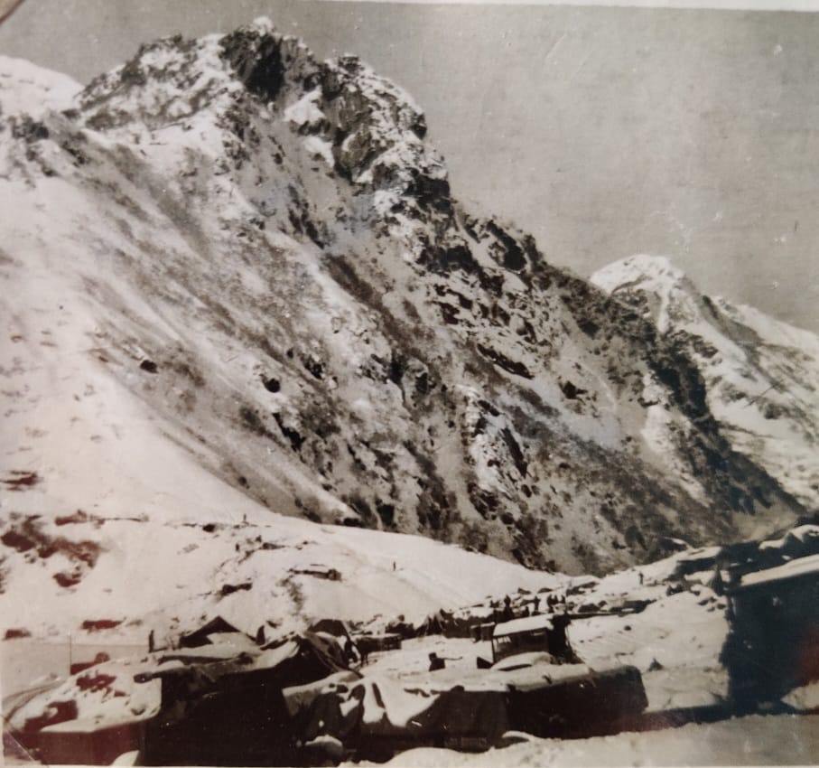 jai_samota's tweet photo. 8th Light Cavalry, the first armoured regiment to reach Natu La at 14140 feet. When the 1962 war broke out, India sent 8 Light Cavalry to defend Sikkim. The AMX 13 tanks were dismantled in Siliguri and taken to Natu La by road. It was definitely a huge feat for the Indian Army. https://t.co/QXoq4WGK9w