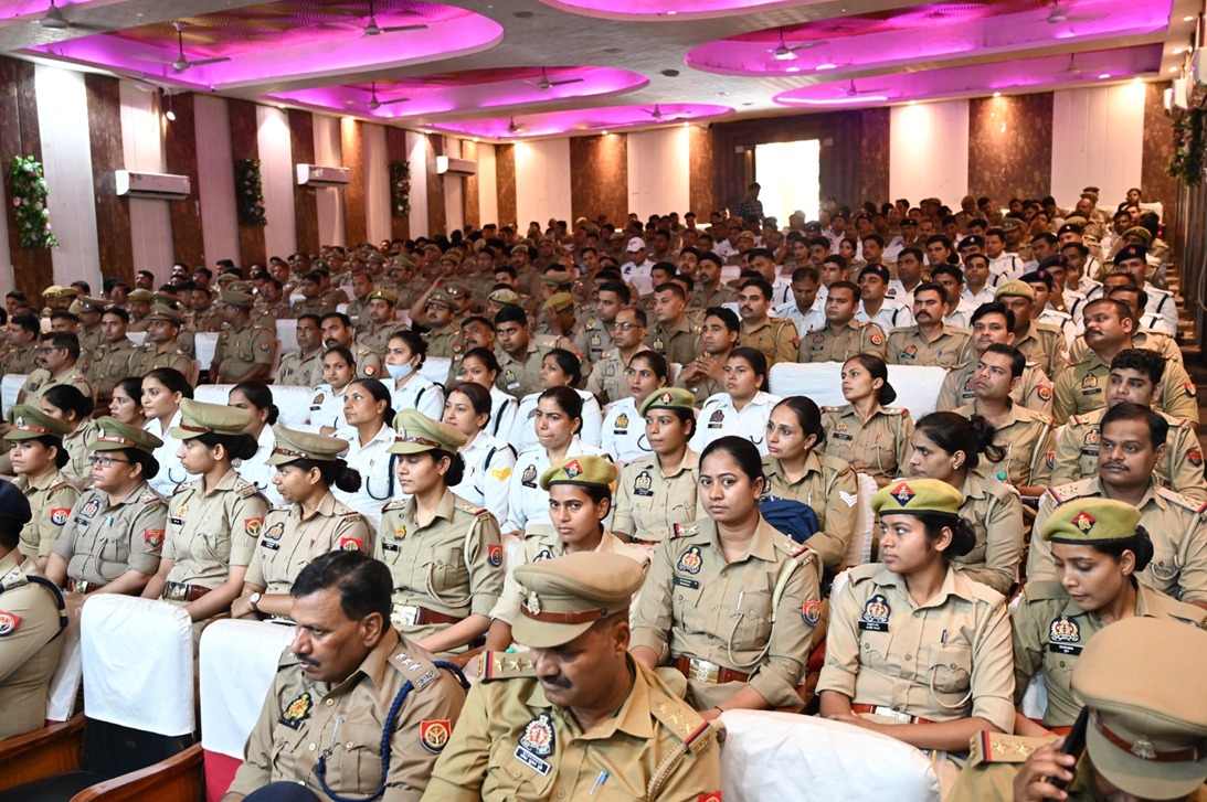 agrapolice's tweet photo. आज दिनांक 23.05.2026 को पुलिस कमिश्नर आगरा @DeepakKumarIPS के नेतृत्व में कमिश्नरेट आगरा के पुलिस कर्मियों हेतु सड़क उपयोग में अनुशासन, सुरक्षा एवं दक्षता को सुदृढ़ बनाने के उद्देश्य से "यातायात मंथन" कार्यक्रम का आयोजन माथुर वैश्य सभागार, आगरा में किया गया।

इस दौरान मुख्य वक्ता डॉ. रोहित बालूजा, अध्यक्ष आई.आर.टी.ई. (IRTE) एवं डायरेक्टर – सी.टी.एम. एंड फॉरेंसिक साइंस द्वारा पुलिस कर्मियों को मोटर वाहन (ड्राइविंग) रेगुलेशन-2017 तथा यातायात से संबंधित विभिन्न नियमों, सड़क संकेतकों एवं सुरक्षित यातायात संचालन के महत्वपूर्ण पहलुओं के संबंध में प्रशिक्षण प्रदान किया गया।

इस दौरान श्री सोनम कुमार पुलिस उपायुक्त यातायात, श्रीमती अलका अपर पुलिस उपायुक्त यातायात, श्री अभय राजेन्द्र डागा प्रशिक्षु आईपीएस/थाना प्रभारी सैंया, श्री इमरान अहमद एसीपी यातायात/फतेहाबाद/लाइन्स, डॉ. सुकन्या शर्मा एसीपी सैंया, सुश्री अमीशा एसीपी हरीपर्वत, श्री अख्त्यार अहमद अंसारी एसीपी कार्यालय तथा श्री शैलेन्द्र सिंह एसीपी अछनेरा एवं श्री गौरव सिंह एसीपी लोहामंडी उपस्थित रहे। साथ ही कार्यशाला में कमिश्नरेट आगरा के यातायात पुलिस कर्मियों एवं नगर क्षेत्र के समस्त थानों पर तैनात पुलिस कर्मियों द्वारा प्रतिभाग किया गया।

#UPPolice