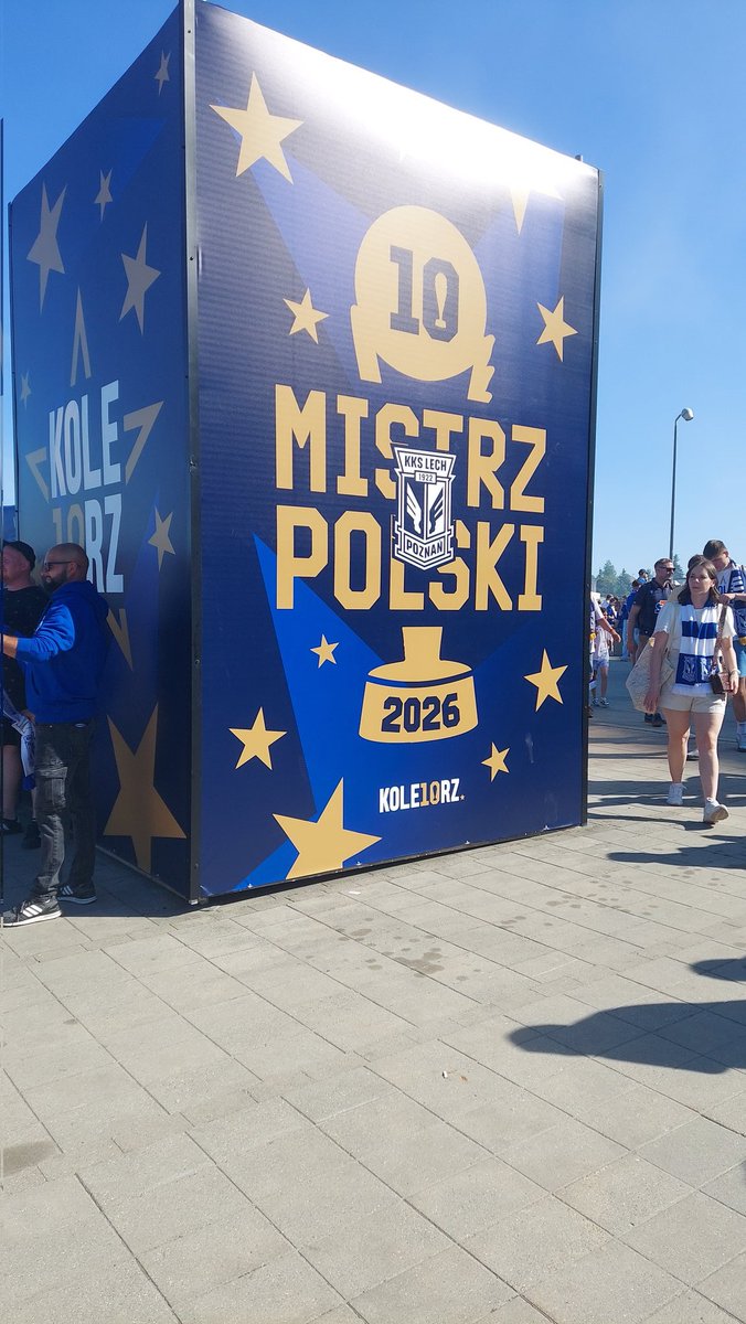 LechPoznanFra's tweet photo. La der pour cette saison 🔵⚪️🔥
Mistrzem jest Kole10rz ⭐️🚂
#LPOWIS https://t.co/br0ef4kBKe