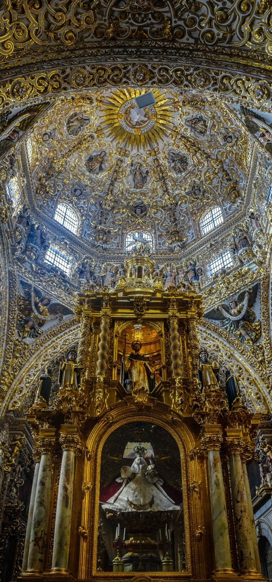 Filomat_'s tweet photo. La Capilla del Rosario de Puebla (Méjico) es una de las cumbres del barroco hispánico. Inaugurada en 1690, su extraordinaria decoración con hojas de oro de 23,5 quilates le valió el sobrenombre de «Casa de Oro», y la fama de ser la «Octava Maravilla del Mundo». https://t.co/dGSfFsOy0X