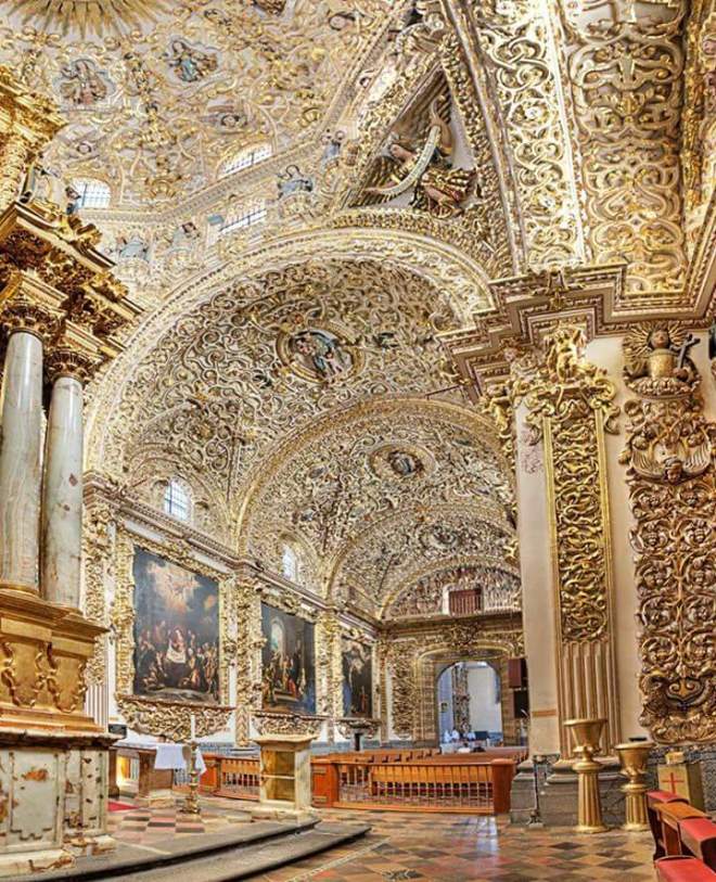 Filomat_'s tweet photo. La Capilla del Rosario de Puebla (Méjico) es una de las cumbres del barroco hispánico. Inaugurada en 1690, su extraordinaria decoración con hojas de oro de 23,5 quilates le valió el sobrenombre de «Casa de Oro», y la fama de ser la «Octava Maravilla del Mundo». https://t.co/dGSfFsOy0X