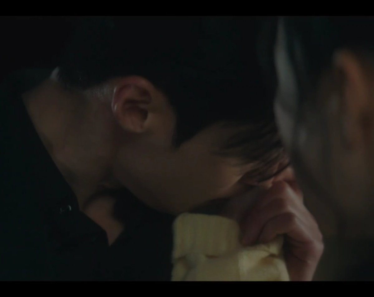 0dan79's tweet photo. 멋진신세계 고자극 부분은 여기임

-걱정되서 와락 안고는 서리 목 저렇게 잡는것
-키스하기 전에 다쳤던 손목에 키스부터하고 입술키스한것.....😇 https://t.co/FDR5h82Q7M