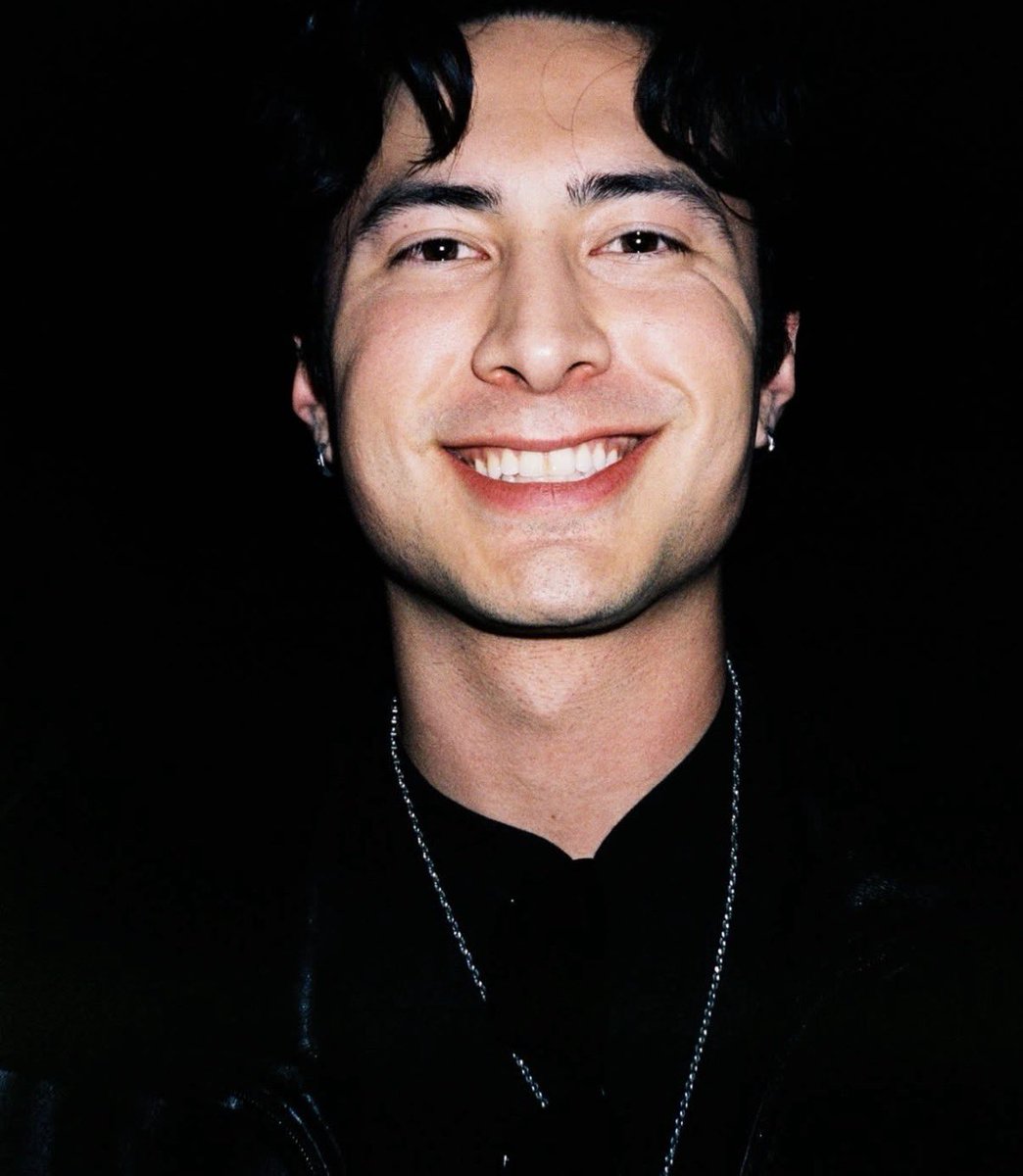 user_300715's tweet photo. Can anyone put Shane’s freckles on this pic plsplsplspls😔🫶🏻 https://t.co/xKmxjkVIfL