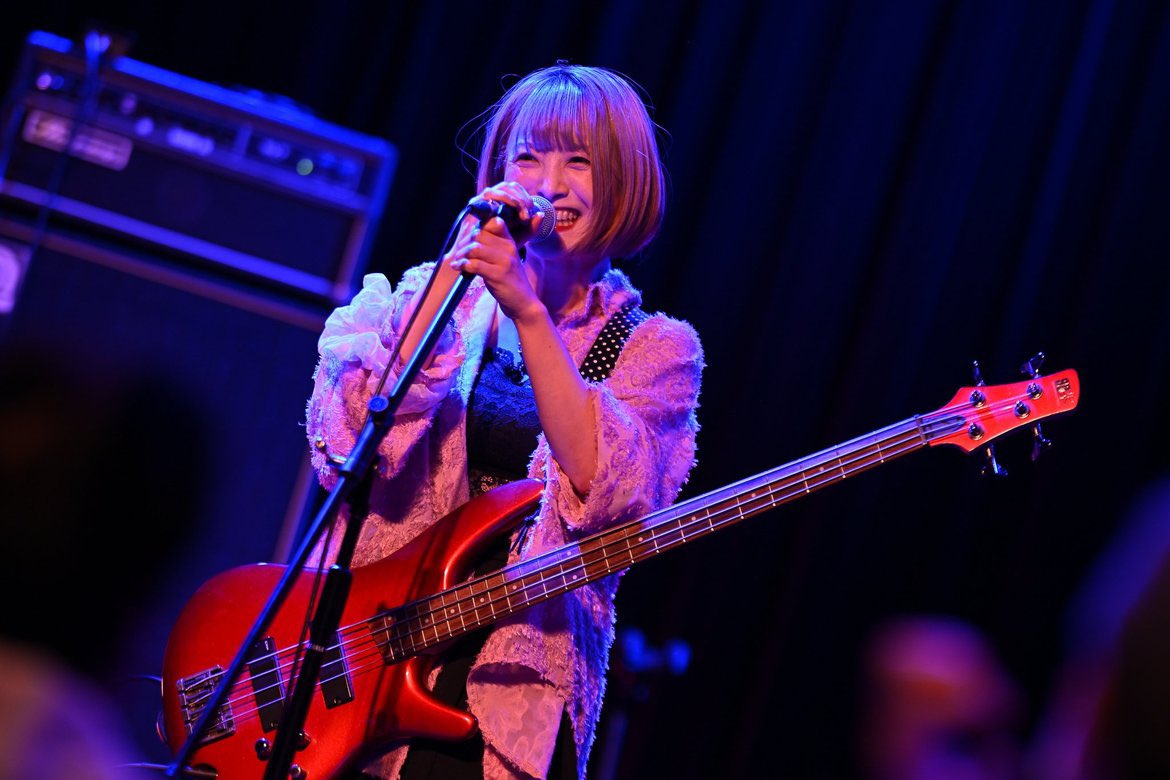 marinarock_hmhm's tweet photo. 昨日のライブは笑顔が多かったと言ってくれる方多くて、写真見たら本当だってなった😊 thank you💫
photo by @siratama0919

5.22 unravel tokyo Set List
1.YUME
2.反撃スイッチ 🆕
3.moon 🆕
4.Camel
5.I LOVE YOU
ベースボーカル良いって言ってくれて嬉しかったです🩷　#茉莉奈 https://t.co/dssd3xTQnM