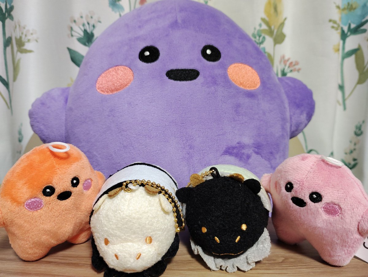 mojya67's tweet photo. こちら、北野天神展のグッズです🥰！

白黒の牛さんも、お迎えできました🐮🐮。白牛さんが髭切で、黒牛さんが膝丸でしょうか。

エコバックも、今回見た承久本の落雷のシーンの絵で、買っちゃいました🤗。

グランド🟣「うしさん、ヨロシクサ～！」
#万博ぬいぐるみ部
#サーキュラー https://t.co/VUWNKV9pci