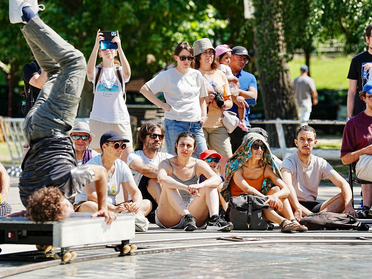 tacVLL's tweet photo. Répliques, de los franceses Cie. Le Gran Jeté! en la pista deportiva de Las Moreras

🎭 Puedes volver a disfrutar de este espectáculo en la misma ubicación:

👉 Hoy a las 19:00 horas

🗳️ ¿Te ha gustado este espectáculo? Vota a Le Grand Jeté! través de la App TAC2026. La obra que reciba más votos será galardonada con el PREMIO DEL PÚBLICO. ¡La decisión está en tus manos! 🤩

📲 Disponible en iOs y Android

📸 Photogenic AG
