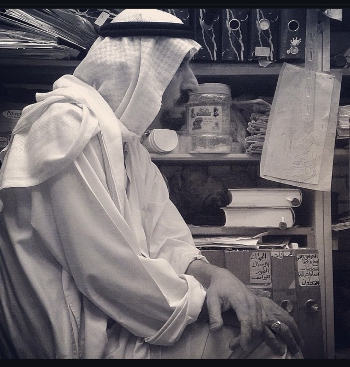 saadeemy's tweet photo. @saleh_misbah @i_kanderi هذه صورة التقطتها 2014
كنا نزور مكتبته بمنطقة سلوى
ويخجلنا بسماحته مع الصغير والكبير
ومن لطفه أنه كان يتواصل مع كل شخص بلغته الأصلية
الهندي والفلبيني والباكستاني ولغات كثيرة يتقنها 
وكم حفزنا على القراءة والتأليف
حتى ترك فينا أثرا طيبا وفضلا لن ننساه 
رحمه الله تعالى وأحسن عزاءكم https://t.co/9mc7SOi3Vx