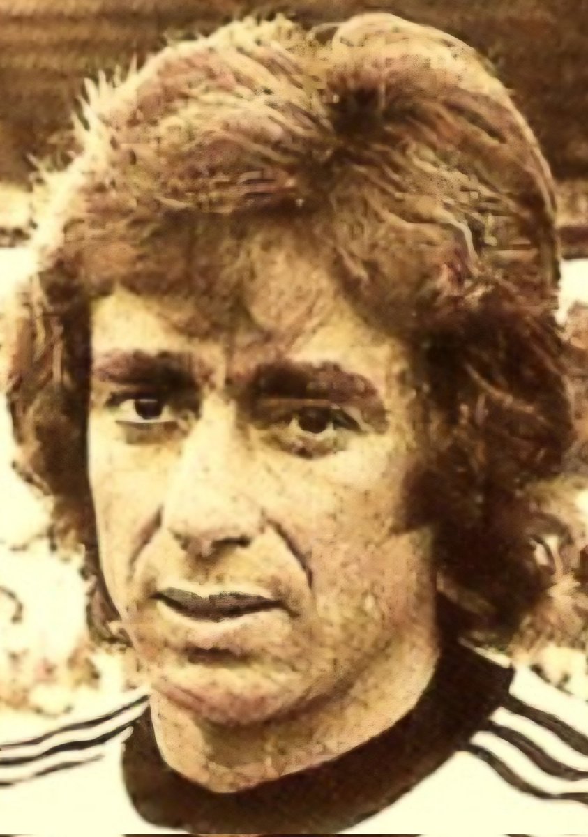AlgCFHistoria's tweet photo. Falleció el ex jugador del @AlgecirasCF Raúl Castronovo, apodado El Perro Castronovo. El argentino vistió la rojiblanca en la Liga 1979/ 80 en Segunda. El delantero militó también en @RosarioCentral, @OficialCAP, Nancy, CD Málaga, @cfhercules y UD Salamanca. DEP https://t.co/bgq2CJLbE3