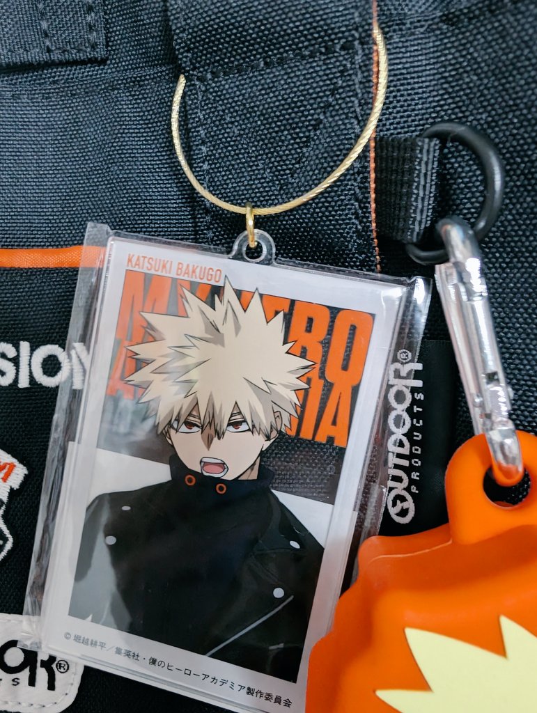 thirDragon's tweet photo. ボールチェーンをワイヤーに変えて、100均の丸カンを家に1つしかなかったペンチでなんとか取り付け。
これで裏にひっくり返らないからイイ感じ◎ https://t.co/TlXBnV85pF