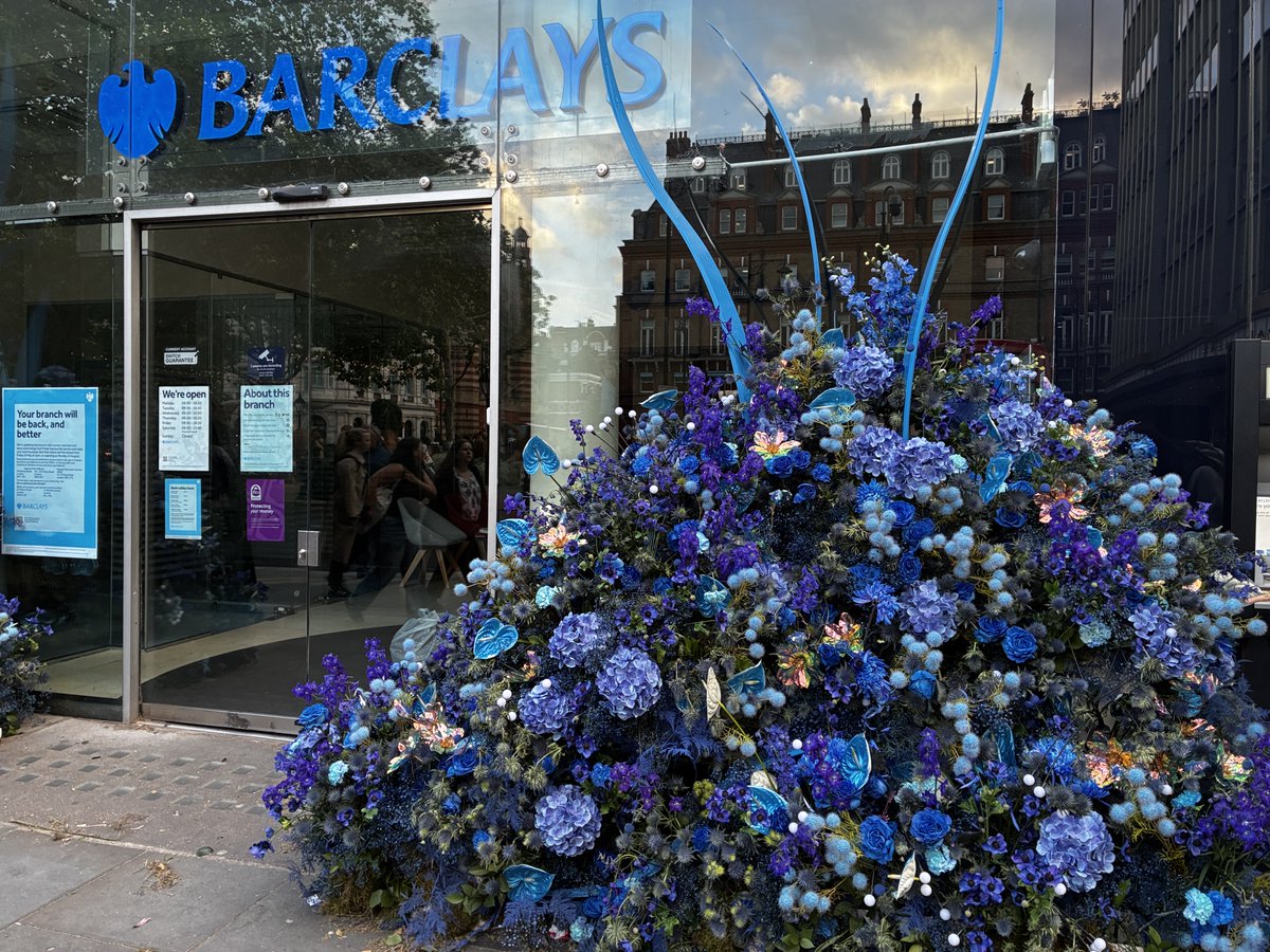 wazzo_m's tweet photo. Shop and bank frontages on The King’s Road during #ChelseainBloom week #Chelsea #cadogan https://t.co/exfLzIKv2b