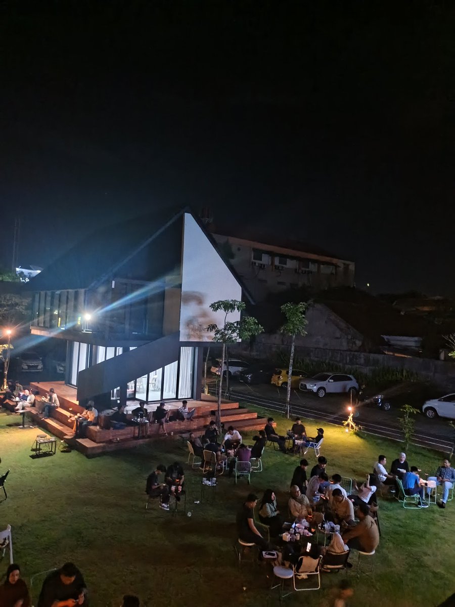 _KidNap_'s tweet photo. Trek, anyone? #Makassar https://t.co/yJnJWj65NU