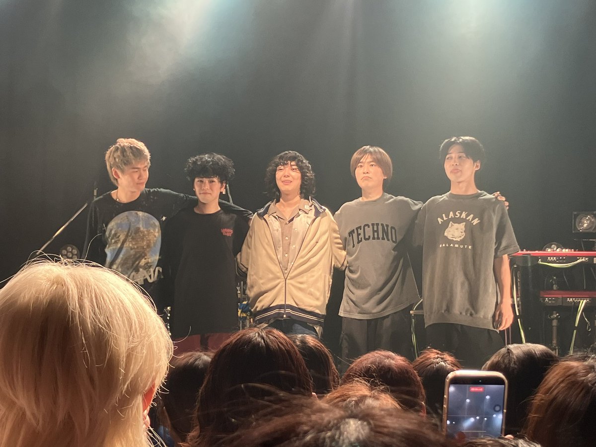 Vrx2I8's tweet photo. 今日の映秀。くんのライブ、今までになくライブアレンジが効いてて、映秀&amp;フレンズのバンドとしての完成度の高さが更に一段と上がったなぁーって思った。
次の真夏の夜のライブが、また、楽しみになってきた^_^
何はともあれ、映秀。くんの今回のツアーにかける想いは、しっかりと届きました。
#映秀 https://t.co/7XZI76FqfQ