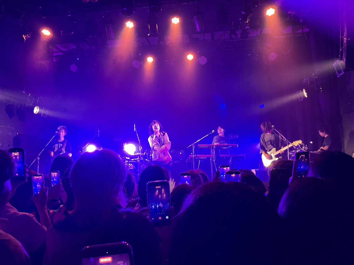 Vrx2I8's tweet photo. 今日の映秀。くんのライブ、今までになくライブアレンジが効いてて、映秀&amp;フレンズのバンドとしての完成度の高さが更に一段と上がったなぁーって思った。
次の真夏の夜のライブが、また、楽しみになってきた^_^
何はともあれ、映秀。くんの今回のツアーにかける想いは、しっかりと届きました。
#映秀 https://t.co/7XZI76FqfQ