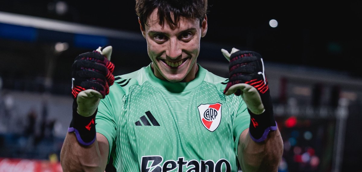 flash_gol's tweet photo. 🚨💣 BOMBA TOTAL: ¡Scaloni prepara la mayor sorpresa para el Mundial! 🇦🇷🔥

Santiago Beltrán, arquero de River Plate, sería el elegido para custodiar la portería de la Selección Argentina junto a Messi 😱🧤

Nadie lo vio venir… juventud, personalidad y ADN ganador para la Scaloneta. ¿Nace el nuevo muro argentino? 🏆👀

#Scaloni #Messi #SantiagoBeltran #RiverPlate #SeleccionArgentina #Mundial2026 #LaScaloneta #Futbol