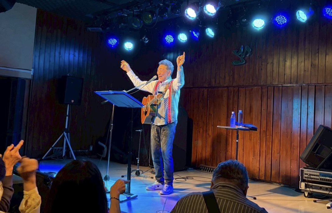 Ms_Live_Hall's tweet photo. 2026.05.23(sat) 鈴木康博LIVE2026
 
曲のエピソードを紹介しなかまら70代後半とは思えないほど歌声、スタンディングでギター弾き語り
“ペア”はお客様が一緒に振り付けを楽しみ、オフコースの曲やNHKみんなのうた“空飛ぶプリンプリン”、松田聖子さんへの提供曲”妖精たちのTeaParty”も演奏されました https://t.co/NLRxeqx0gO