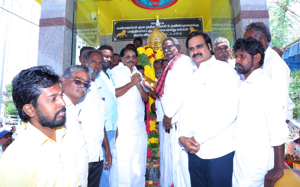 KKSSRR_DMK's tweet photo. பேரரசர் பெரும்பிடுகு முத்திரையினரின் 1351வது சதய விழாவை முன்னிட்டு விருதுநகர் மாவட்டம் #அருப்புக்கோட்டை சட்டமன்றத் தொகுதிக்குட்பட்ட செம்பட்டியில் உள்ள அவரது திருவுருவச் சிலைக்கு மரியாதை அணிவித்து மரியாதை செலுத்திய போது.

#DMKVirudhunagar
#DMKAruppukottai https://t.co/PBzla32Dxd