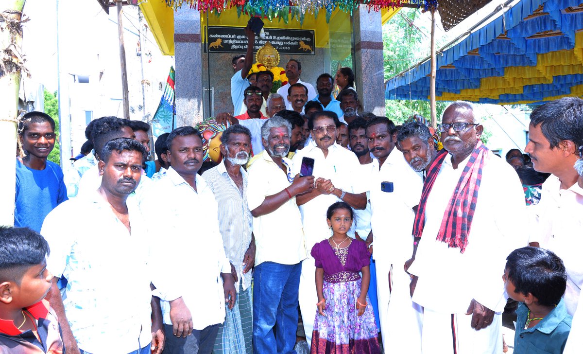 KKSSRR_DMK's tweet photo. பேரரசர் பெரும்பிடுகு முத்திரையினரின் 1351வது சதய விழாவை முன்னிட்டு விருதுநகர் மாவட்டம் #அருப்புக்கோட்டை சட்டமன்றத் தொகுதிக்குட்பட்ட செம்பட்டியில் உள்ள அவரது திருவுருவச் சிலைக்கு மரியாதை அணிவித்து மரியாதை செலுத்திய போது.

#DMKVirudhunagar
#DMKAruppukottai https://t.co/PBzla32Dxd
