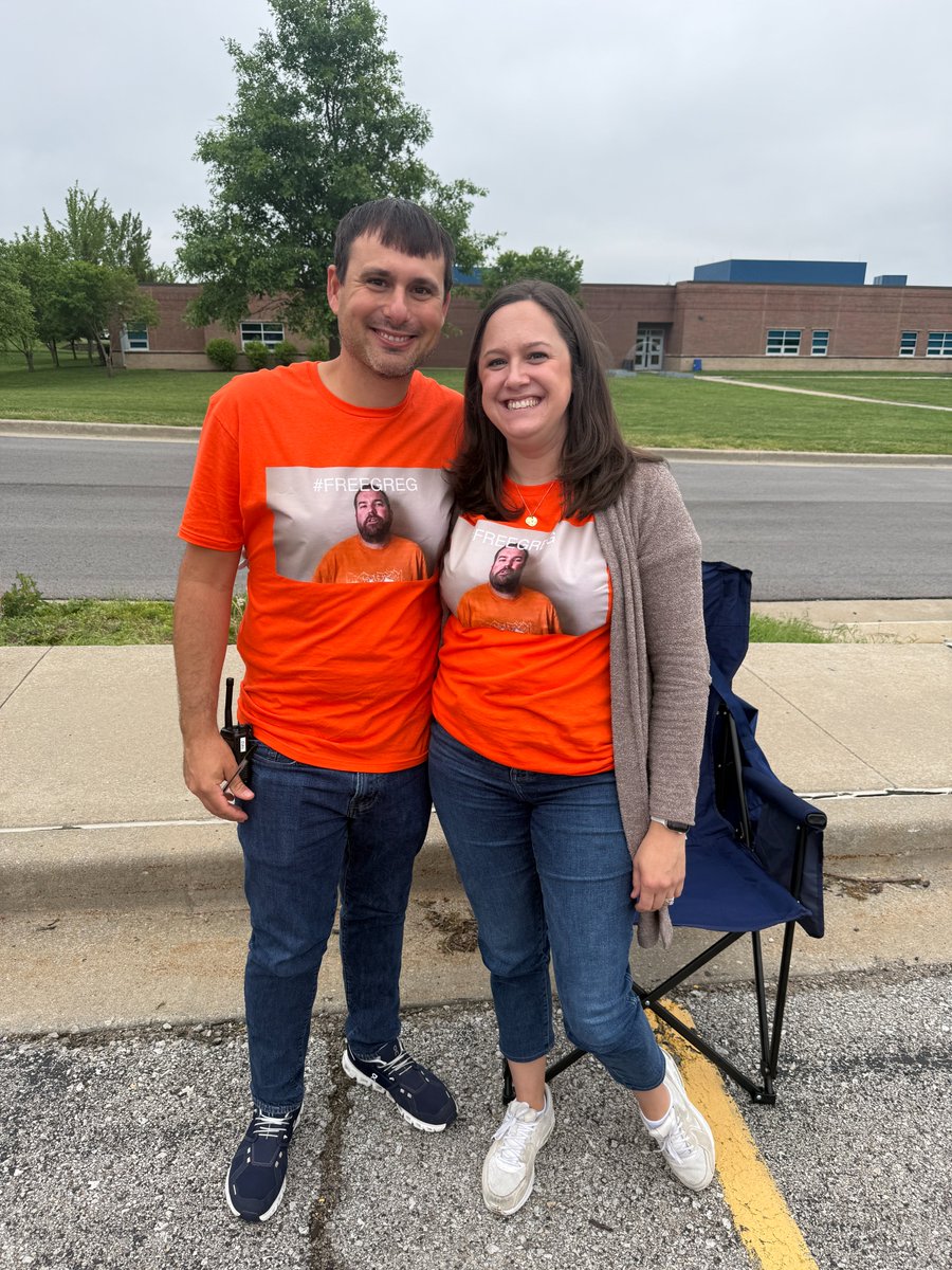 dmsbluejays's tweet photo. Students enjoyed yearbook signing and popsicles outside on the last day of school. Shout-out to our yearbook staff and sponsors, Mrs. Cure and Mrs. Surber, for putting together another awesome yearbook! #DMSLeads #DestinationDiscovery https://t.co/WQgsnT0IMp
