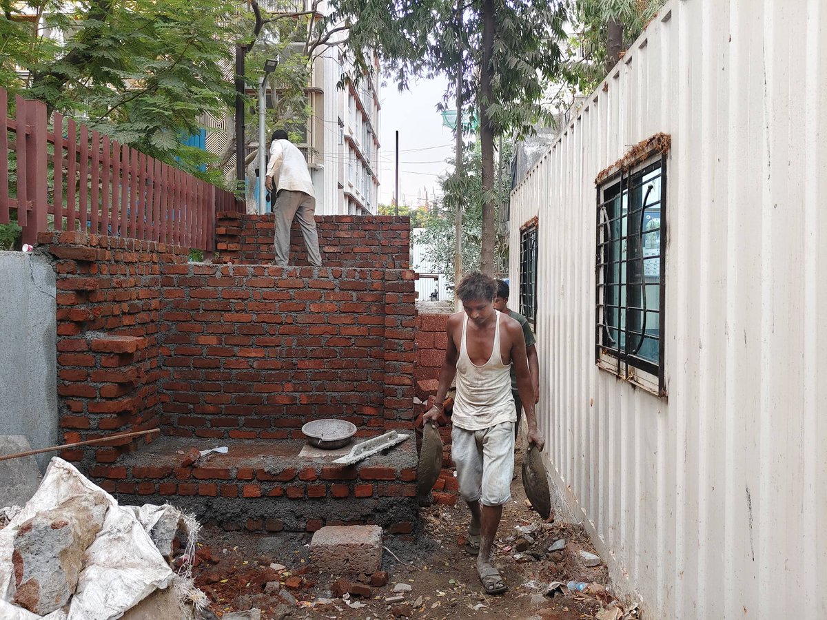SharpcutM's tweet photo. @TawdeRitu सुभाष नगरच्या सार्वजनिक भाऊ प्रधान क्रीडांगण मैदानावर कायद्याला खुलेआम आव्हान ? परवानगी नसताना पण अनधिकृत Cricket Turf आणि बेकायदेशीर बांधकाम बांधकाम सुरूच कसे? यामागे कोणाचा आशिर्वाद आहे? स्थानिक प्रशासन कारवाई का करत नाही?@mieknathshinde @mhadaofficial @mybmcWardMW https://t.co/vsyogUxOOI