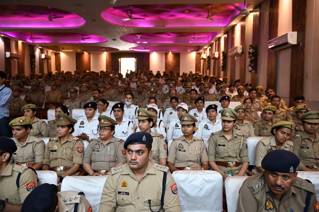 agrapolice's tweet photo. आज दिनांक 23.05.2026 को पुलिस कमिश्नर आगरा @DeepakKumarIPS के नेतृत्व में कमिश्नरेट आगरा के पुलिस कर्मियों हेतु सड़क उपयोग में अनुशासन, सुरक्षा एवं दक्षता को सुदृढ़ बनाने के उद्देश्य से "यातायात मंथन" कार्यक्रम का आयोजन माथुर वैश्य सभागार, आगरा में किया गया।

इस दौरान मुख्य वक्ता डॉ. रोहित बालूजा, अध्यक्ष आई.आर.टी.ई. (IRTE) एवं डायरेक्टर – सी.टी.एम. एंड फॉरेंसिक साइंस द्वारा पुलिस कर्मियों को मोटर वाहन (ड्राइविंग) रेगुलेशन-2017 तथा यातायात से संबंधित विभिन्न नियमों, सड़क संकेतकों एवं सुरक्षित यातायात संचालन के महत्वपूर्ण पहलुओं के संबंध में प्रशिक्षण प्रदान किया गया।

इस दौरान श्री सोनम कुमार पुलिस उपायुक्त यातायात, श्रीमती अलका अपर पुलिस उपायुक्त यातायात, श्री अभय राजेन्द्र डागा प्रशिक्षु आईपीएस/थाना प्रभारी सैंया, श्री इमरान अहमद एसीपी यातायात/फतेहाबाद/लाइन्स, डॉ. सुकन्या शर्मा एसीपी सैंया, सुश्री अमीशा एसीपी हरीपर्वत, श्री अख्त्यार अहमद अंसारी एसीपी कार्यालय तथा श्री शैलेन्द्र सिंह एसीपी अछनेरा एवं श्री गौरव सिंह एसीपी लोहामंडी उपस्थित रहे। साथ ही कार्यशाला में कमिश्नरेट आगरा के यातायात पुलिस कर्मियों एवं नगर क्षेत्र के समस्त थानों पर तैनात पुलिस कर्मियों द्वारा प्रतिभाग किया गया।

#UPPolice