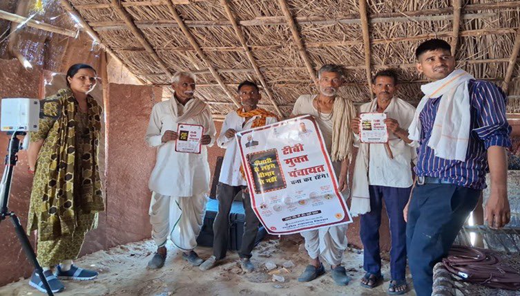 MoHFW_INDIA's tweet photo. Ayushman Arogya Shivirs under the 100-day campaign of #TBMuktBharatAbhiyaan have been intensified across Rajasthan.

People from diverse communities, across all genders, are coming forward for TB screening through handheld X-ray services, along with free check-ups for hypertension, anemia, diabetes, and other health conditions in both urban and rural Shivirs.

With the vision of #HealthForAll, healthcare is being taken to every doorstep.