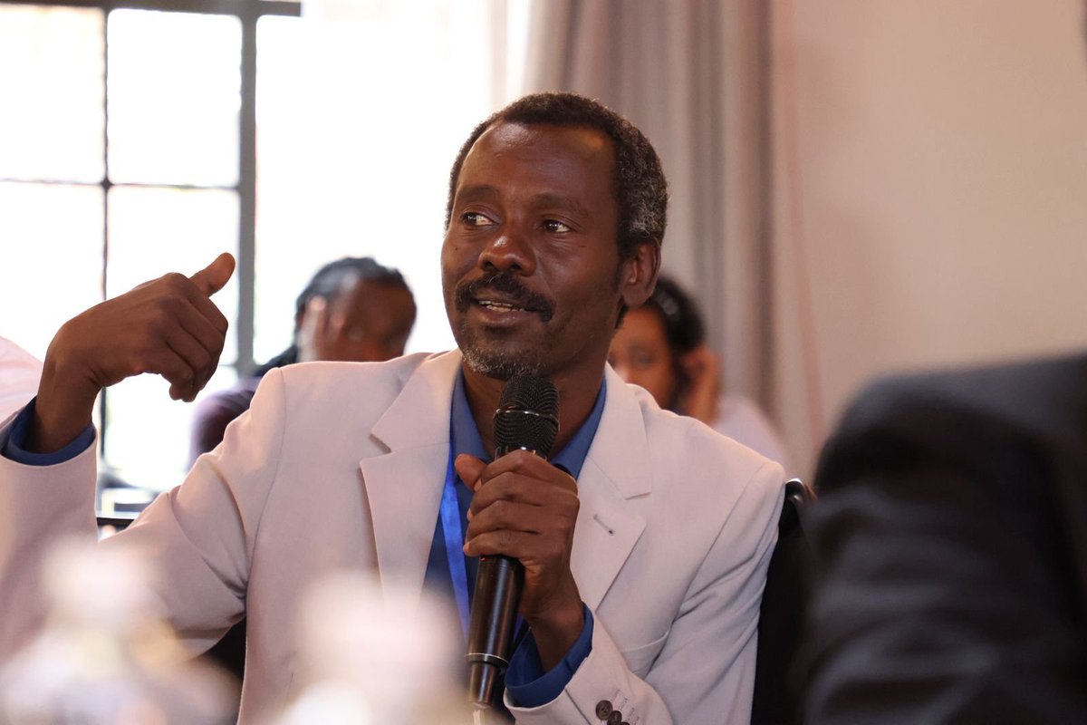 SCPSudan's tweet photo. في اليوم الثاني لاجتماعات القوى الموقعة على إعلان المبادئ السوداني لبناء وطن جديد بالعاصمة الكينية نيروبي، ناقش المشاركون ورقة “وقف إطلاق النار المؤقت وترتيبات إنهاء الحرب”، التي قدمها جنرال عبد الله حرّان، نائب رئيس حركة جيش تحرير السودان، ضمن خارطة الطريق السياسية المطروحة لإنهاء الحرب وبناء سلام دائم في السودان.

واقترحت الورقة إعلان وقف إطلاق نار مؤقت قابل للتجديد لمدة ثلاثة أشهر، مدعوماً بآليات رقابة محلية وإقليمية ودولية، بهدف تقليل العنف وبناء الثقة بين الأطراف. وشمل المقترح الجيش السوداني وقوات الدعم السريع وحركة جيش تحرير السودان بقيادة القائد عبد الواحد محمد نور.

كما طرحت الورقة إنشاء “اللجنة العسكرية المشتركة لوقف إطلاق النار” للتحقيق في الانتهاكات ورصدها ومحاسبة مرتكبيها، إلى جانب “المفوضية السياسية لوقف إطلاق النار” للإشراف السياسي على تنفيذ الاتفاق ومعالجة النزاعات والخلافات بين الأطراف.

وأكدت الورقة على الدور المحوري للمدنيين في عملية وقف الحرب، عبر دعم مبادرات السلام والمصالحة المجتمعية، والإبلاغ عن الانتهاكات، وتعزيز حماية حقوق الإنسان والشفافية خلال تنفيذ الاتفاق.

وفي ما يتعلق بترتيبات ما بعد الحرب، دعت الورقة إلى بناء جيش وطني موحد بقيادة مدنية، وإعادة تشكيل المنظومة الأمنية والعسكرية، وتنفيذ برامج لنزع السلاح والتسريح وإعادة الدمج، مع تكوين وحدات عسكرية مشتركة ومجلس دفاع موحد لضمان السيطرة والقيادة المركزية.

كما شددت الورقة على ضرورة تفكيك التشكيلات العسكرية ذات الارتباط الأيديولوجي، بما في ذلك كتائب البراء والتنظيمات المرتبطة بالحركة الإسلامية، باعتبار أن بناء سلام مستدام يتطلب جيشاً مهنياً موحداً بعيداً عن الولاءات السياسية والحزبية.

وأكد المشاركون أن الورقة تمثل تصوراً عملياً للانتقال من وقف الحرب إلى تأسيس دولة مدنية ديمقراطية قائمة على المواطنة والعدالة والسلام المستدام.