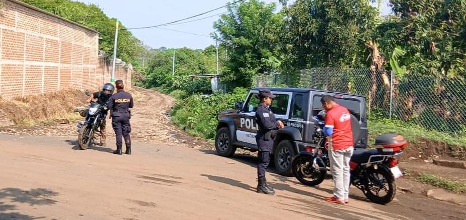 PNCSV's tweet photo. 📍Santa Ana

Las distintas zonas del departamento son protegidas y vigiladas por nuestros policías, quienes se encargan de servir a los ciudadanos y mantener las calles y caminos rurales seguros.

#PlanControlTerritorial https://t.co/6WTZzp2QFh