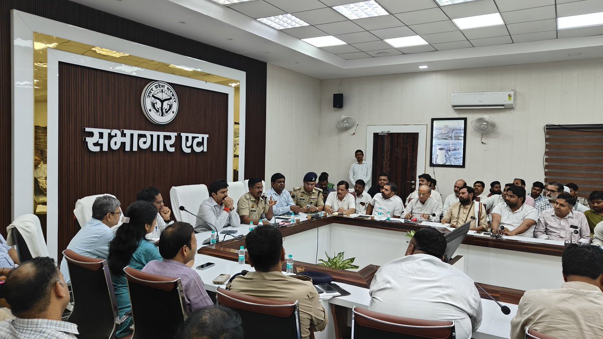 DM_Etah's tweet photo. शांति, सौहार्द और आपसी भाईचारे के साथ मनाए जाएंगे सभी पर्व।
जनपद प्रशासन पूरी सतर्कता एवं प्रतिबद्धता के साथ त्योहारों को सकुशल संपन्न कराने हेतु तत्पर।
#PeaceCommitteeMeeting #EtaAdministration #सौहार्द_और_सुरक्षा
@CMOfficeUP @UPGovt @ChiefSecyUP @homeupgov @InfoDeptUP https://t.co/g7mmW6f7cb