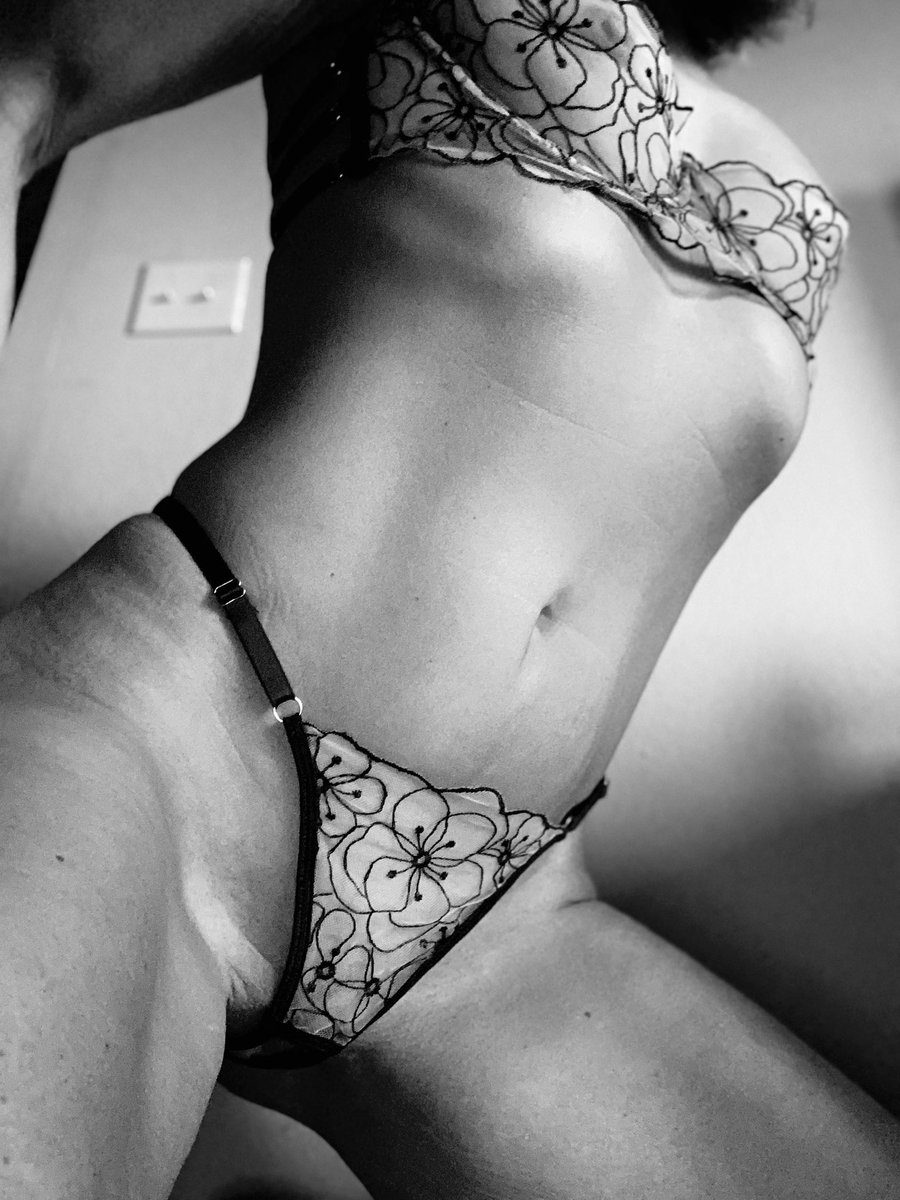Michele_Ashley7's tweet photo. Black &amp; White Weekend thread🧵
Sexy curves &amp; silhouettes are such a turn on👄
Please repost before showing off🖤🤍 https://t.co/LcjiAhoXbG