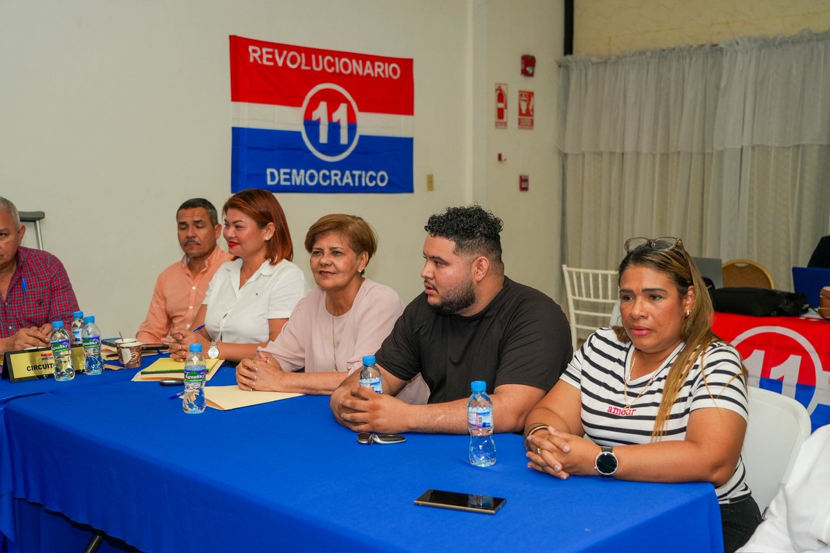 PRDesPanama's tweet photo. 📍 Panamá Oeste 🇵🇦

El CEN del PRD continúa recorriendo el país y fortaleciendo el contacto con las bases.

Así vivimos el encuentro junto a representantes de La Chorrera y Arraiján, trabajando unidos por un partido más fuerte y cercano a nuestra gente.

Orgullosamente PRD. ❤️🤍 https://t.co/4CJSObE14s