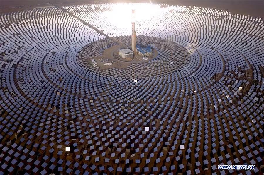 24_KAU's tweet photo. الطاقة الشمسية المركزة (CSP) ☀️

محطات الطاقة الشمسية المركزة هي محطات حرارية تعمل بتقنية تركيز ضوء الشمس في نقطة واحدة باستخدام مرايا تعرف بالهيليوستات، بعد ذلك يسخن ضوء الشمس المركز سائل خاص في نقطة تجمع الحرارة، ثم يمر هذا السائل الساخن عبر مبادل حراري لتسخين الماء وتحويله إلى بخار عالي الضغط قادر على تحريك توربين وتوليد الكهرباء. 

وتتميز هذه التقنية بقدرتها على تخزين الحرارة لإنتاج الطاقة حتى بعد غياب الشمس.