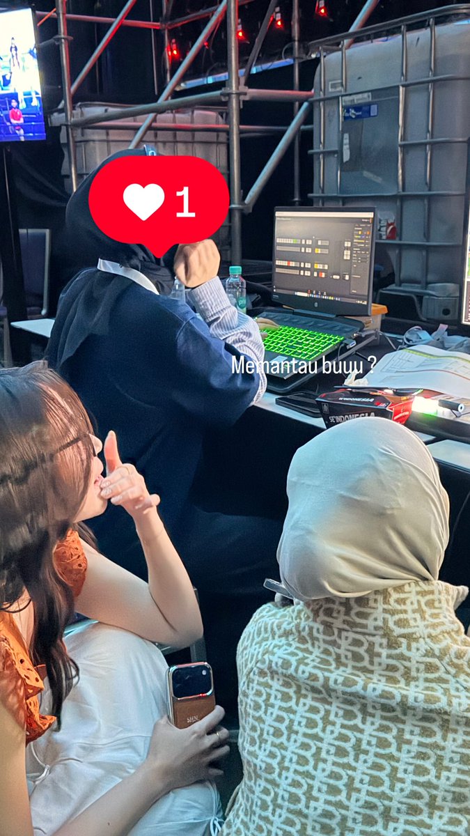 sabtnd's tweet photo. cicii jot memantau dari backstage 🧟‍♀️ https://t.co/0J6DJTXeFL