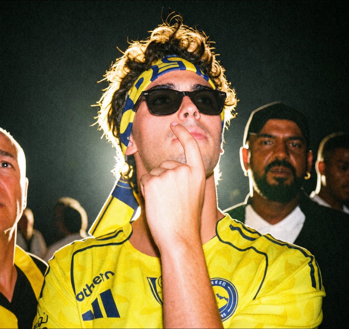 SM11804's tweet photo. ما مرت عليك هالصور صح ؟ 💛 https://t.co/275Ipz8qBV