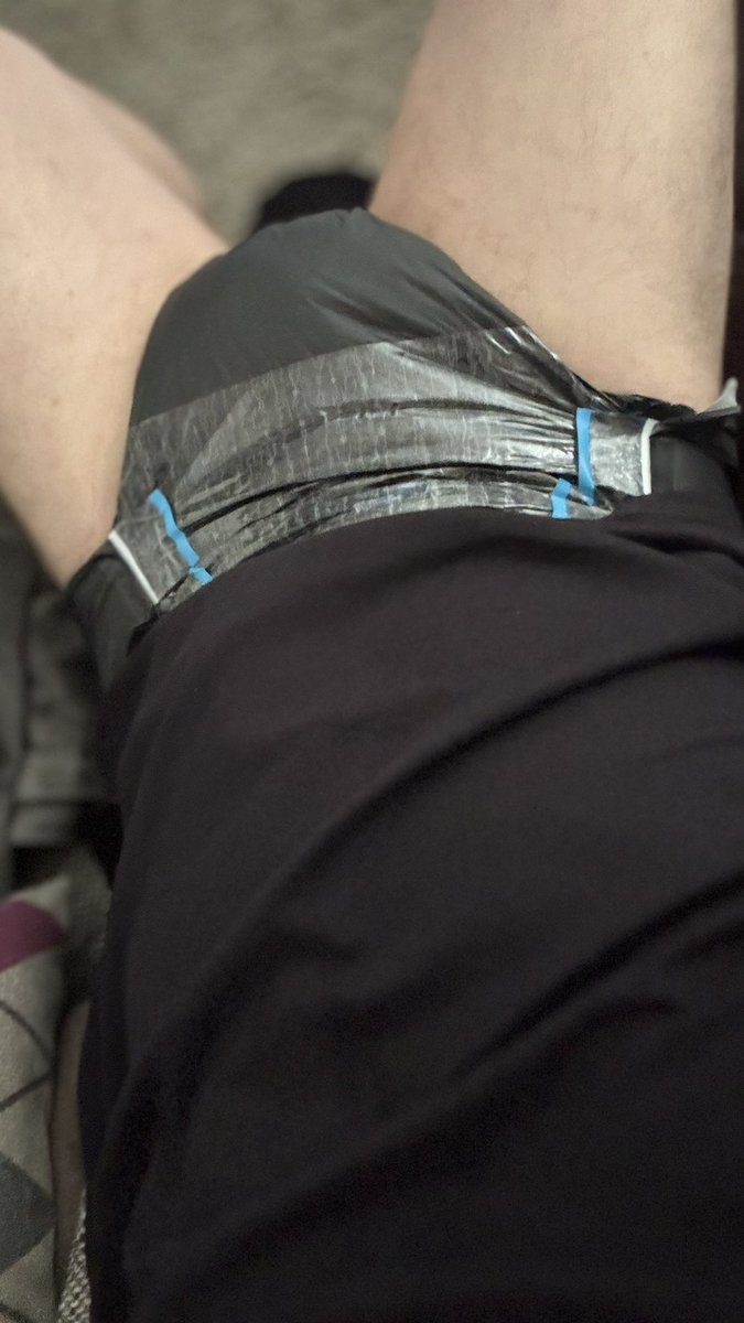 PaddedVlog's tweet photo. Freshly changed on the sofa. https://t.co/Ip4HtTdJnN
