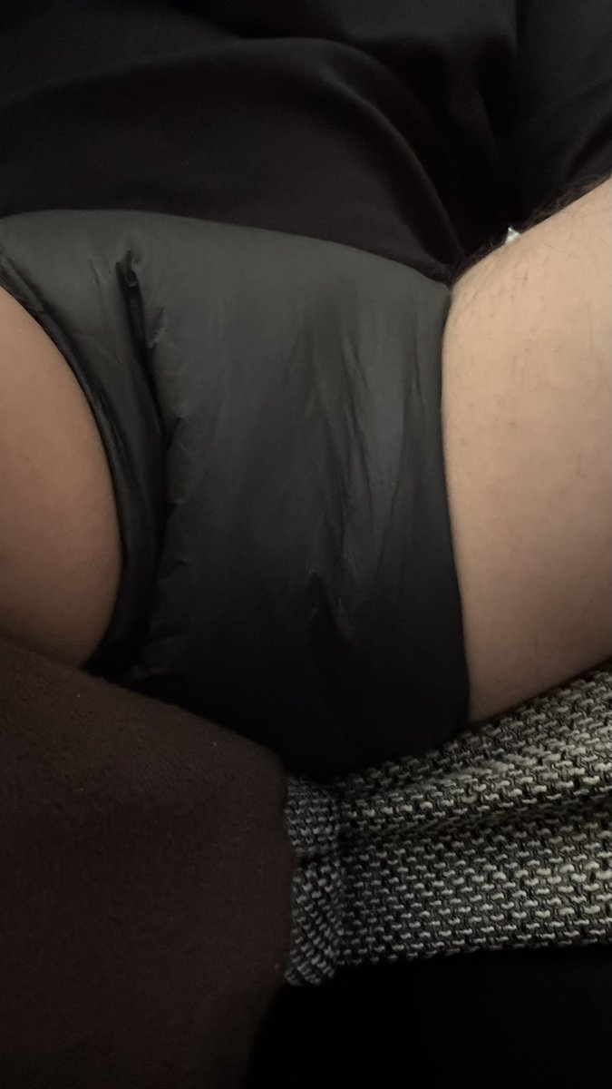 PaddedVlog's tweet photo. Freshly changed on the sofa. https://t.co/Ip4HtTdJnN