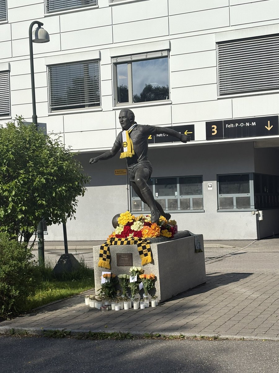 sveryd's tweet photo. Den største. Ingen over.

Hvil i fred Tom Lund💛🖤 https://t.co/JJvr9LFMOo