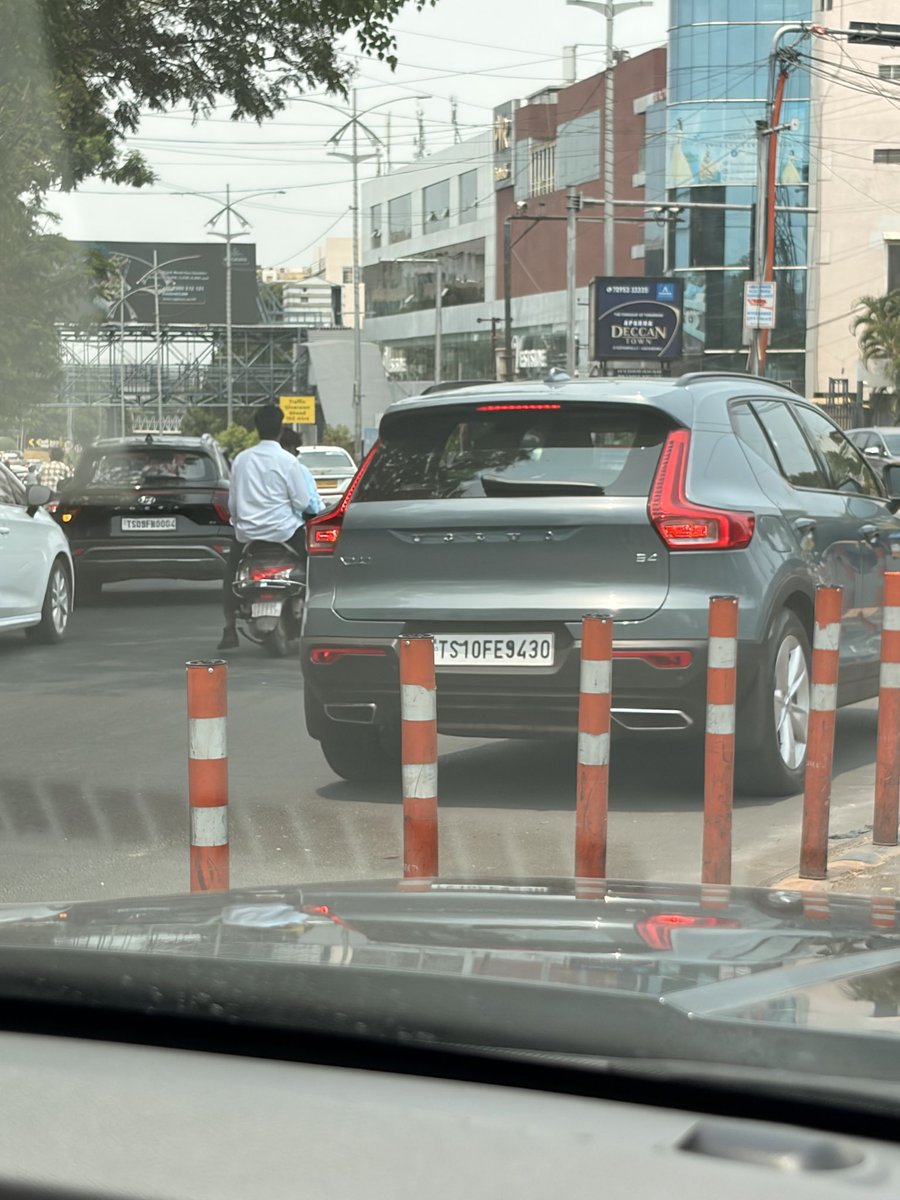 AkshayKatakam's tweet photo. @HYDTP @insptr_bhills @shotr_jhills 
22/05/26 location KBR signal
Blocking the free left towards LV Prasad
Please take action against TS10FE9430 https://t.co/rXiBoSvHcY