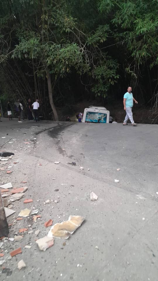 QPEV_'s tweet photo. #Sucesos En la población costera de Choroní, estado #Aragua un autobús se salió de la carretera y terminó en el río. Autoridades en el sitio #23Mayo @sdjmarcos 📸 Cortesía https://t.co/FtbTJakraa