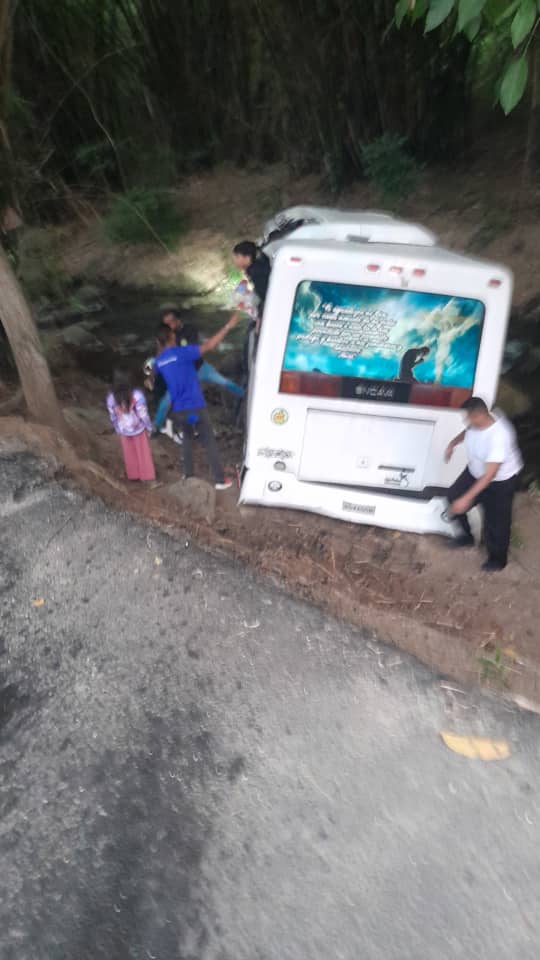 QPEV_'s tweet photo. #Sucesos En la población costera de Choroní, estado #Aragua un autobús se salió de la carretera y terminó en el río. Autoridades en el sitio #23Mayo @sdjmarcos 📸 Cortesía https://t.co/FtbTJakraa