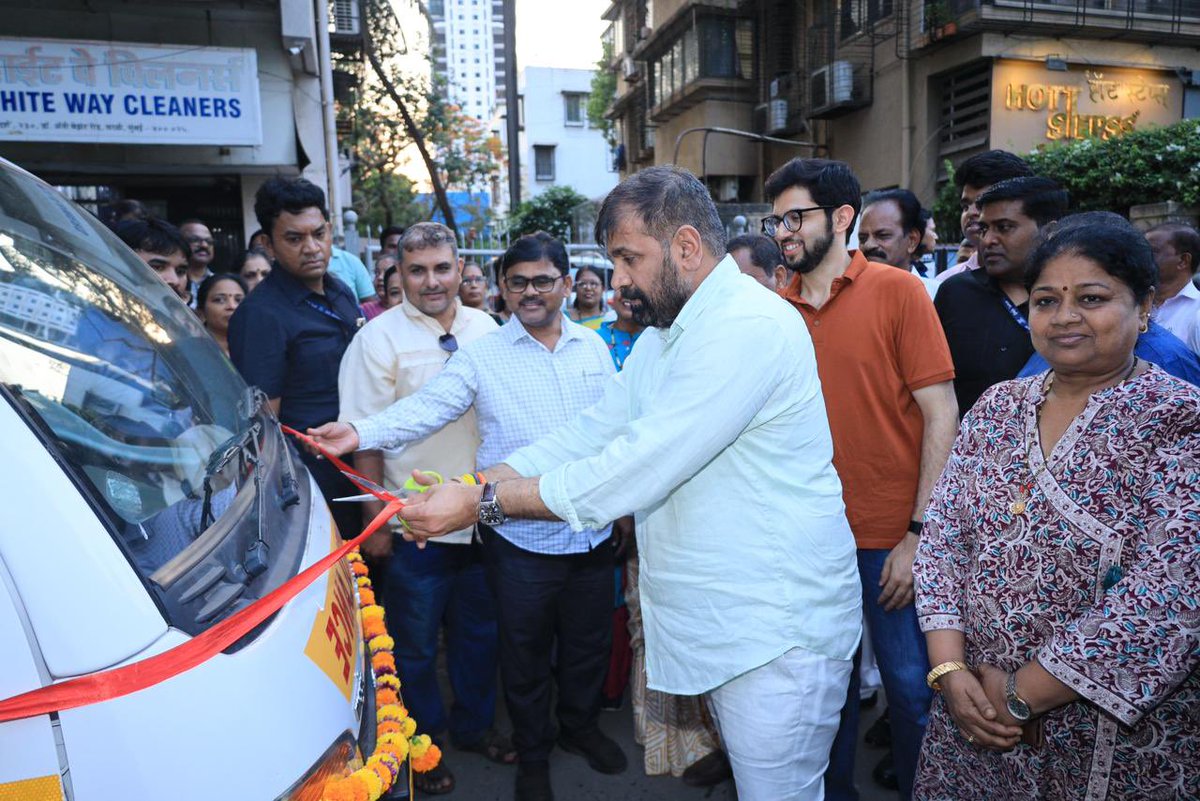 AUThackeray's tweet photo. माझ्या वरळी विधानसभा मतदारसंघातील नागरिकांना उत्तम व तत्काळ आरोग्य सेवा उपलब्ध व्हावी, ह्या उद्देशाने आज नवीन रुग्णवाहिका सेवेस सुरुवात करण्यात आली. आज ह्या रुग्णवाहिकेचे लोकार्पण करताना आनंद वाटला.

नागरिकांना जलद आणि सक्षम वैद्यकीय मदत मिळण्यासाठी ही सेवा निश्चितच उपयुक्त ठरेल. https://t.co/n0ckvBttZe