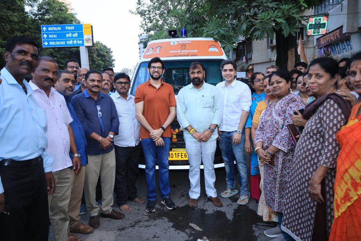 AUThackeray's tweet photo. माझ्या वरळी विधानसभा मतदारसंघातील नागरिकांना उत्तम व तत्काळ आरोग्य सेवा उपलब्ध व्हावी, ह्या उद्देशाने आज नवीन रुग्णवाहिका सेवेस सुरुवात करण्यात आली. आज ह्या रुग्णवाहिकेचे लोकार्पण करताना आनंद वाटला.

नागरिकांना जलद आणि सक्षम वैद्यकीय मदत मिळण्यासाठी ही सेवा निश्चितच उपयुक्त ठरेल. https://t.co/n0ckvBttZe