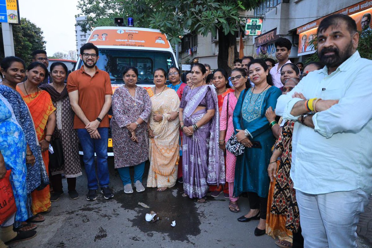 AUThackeray's tweet photo. माझ्या वरळी विधानसभा मतदारसंघातील नागरिकांना उत्तम व तत्काळ आरोग्य सेवा उपलब्ध व्हावी, ह्या उद्देशाने आज नवीन रुग्णवाहिका सेवेस सुरुवात करण्यात आली. आज ह्या रुग्णवाहिकेचे लोकार्पण करताना आनंद वाटला.

नागरिकांना जलद आणि सक्षम वैद्यकीय मदत मिळण्यासाठी ही सेवा निश्चितच उपयुक्त ठरेल. https://t.co/n0ckvBttZe