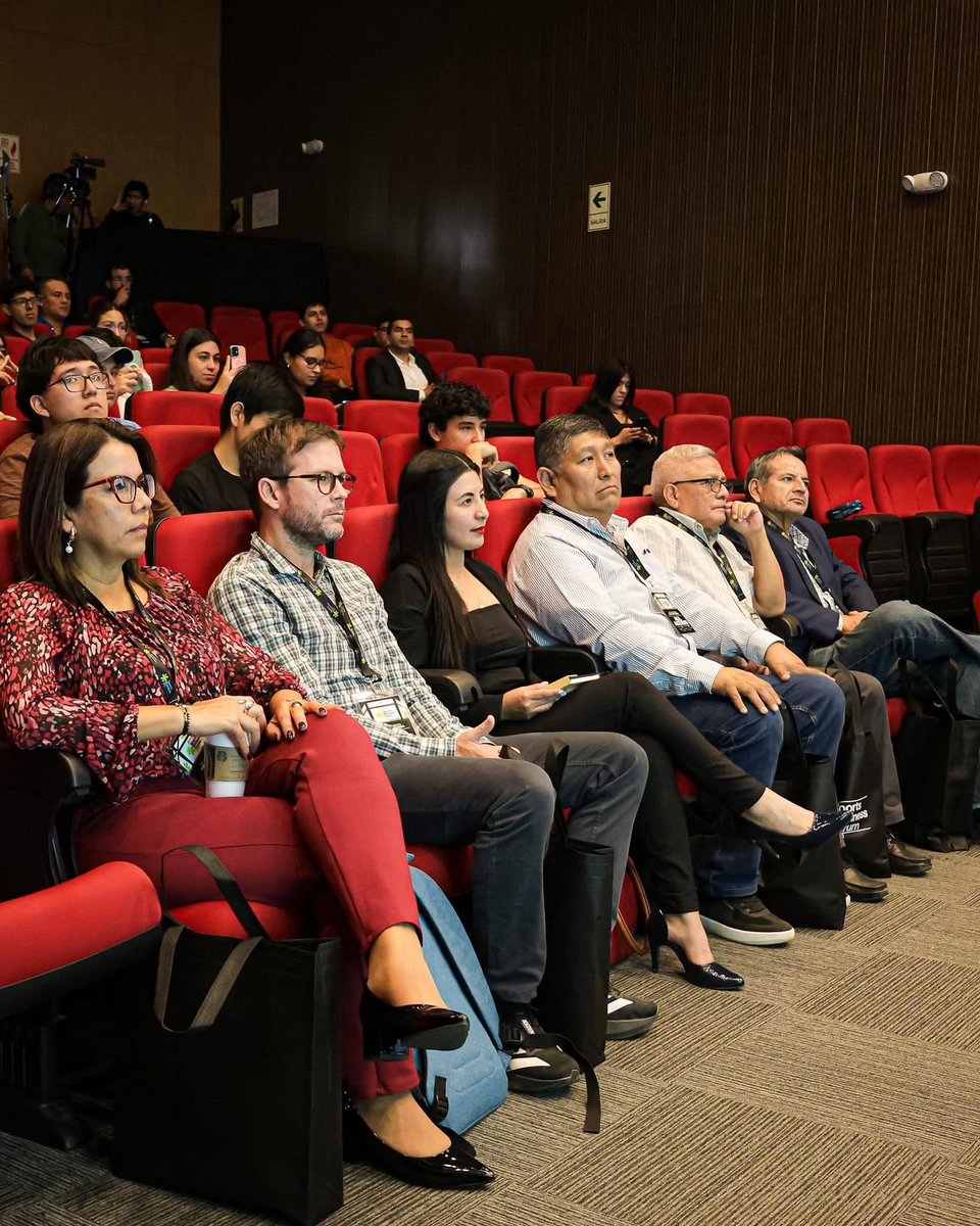 Manu_Feijoo_AL's tweet photo. ¡ALIANZA para ALIANCISTAS!
Hoy nuestro club está más infiltrado de cremas que nunca

📰Un puesto clave para la institucionalidad de Alianza es sin duda la Gerencia de Comunicaciones, el área encargada de las relaciones públicas del club, del manejo de prensa y del cuidado de la imagen de marca, que involucra también una profunda identificación con las raíces del aliancismo.

🎙️Se necesita alguien con sentido de pertenencia, sobre todo si tenemos en cuenta que los medios de prensa están copados en su mayoría por hinchas de universitario, que tienen como rutina atacar al club.
En un entorno como este, ¿cómo podrías defender lo que no te representa?

🐓Hoy ese importantísimo rol recae en Karla Urdiales Adrianzén, a quien sorpresivamente se le vio el pasado jueves en primera fila de un evento deportivo evidentemente hecho por y para hinchas de la u, que tuvo como acto principal la presentación del nuevo libro de Jean Ferrari. 
🤢Un vomitivo relato donde maquilla su gestión explicando todo menos las corruptas movidas debajo de la mesa que ejecutó para obtener un tricampeonato de cartón, los títulos más sucios de nuestro fútbol, hoy presentados como hazaña.

👨‍💼Sería oportuno que el administrador del club, el señor Cabada, pueda explicarle a la hinchada aliancista cómo es posible que se vea públicamente a nuestra Gerenta de Comunicaciones en un auditorio lleno de hinchas cremas regalando aplausos al racista de Ferrari, enemigo declarado de nuestro club, en una semana donde podemos consagrarnos campeones del torneo apertura.

¿No debería estar enfocadísima en las coordinaciones de comunicaciones del día de hoy, fecha de suma importancia, en vez de estar leyendo su copia autografiada del libro?

🐓Ahora podemos entender por qué hay tantos periodistas cremas últimamente asistiendo a nuestras conferencias e incluso haciendo previas en las inmediaciones de Matute.

👊¡A ALIANZA LO DEFIENDE SU HINCHADA!
🔥Guerra avisada que sí mata gente

#Alianza
